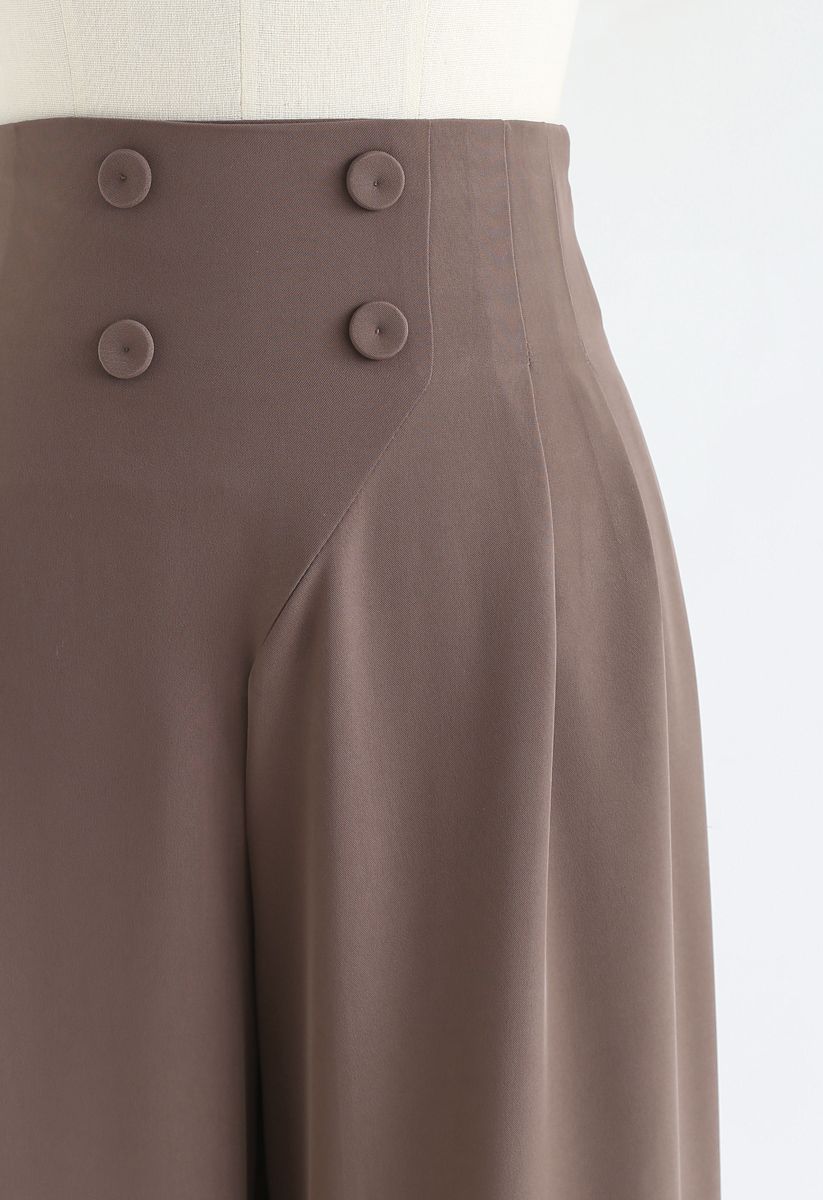 Pantalones de pernera ancha con adorno de botones en marrón