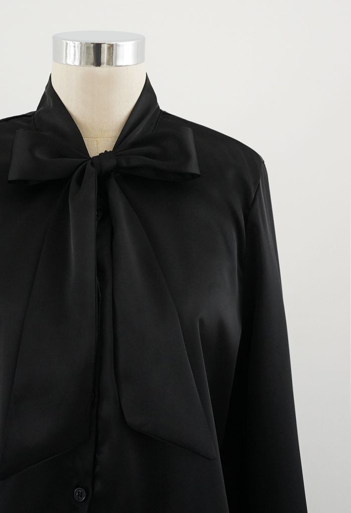 Camisa abotonada con cuello anudado y lazo en negro