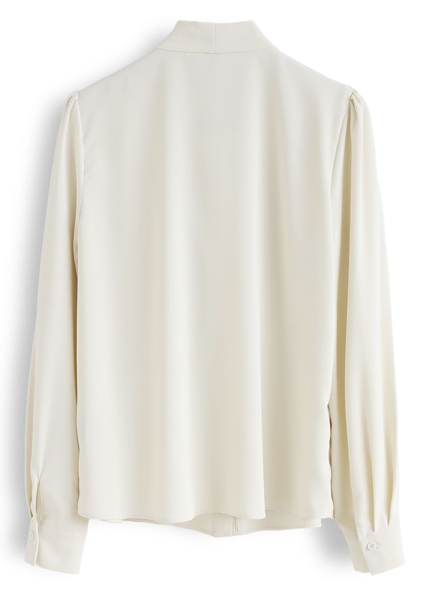 Camisa abotonada con cuello anudado y lazo en color crema