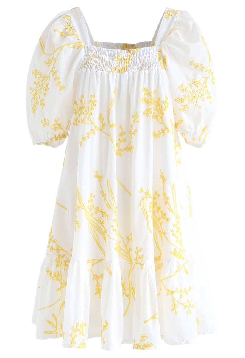 Vestido Dolly con mangas abullonadas y bordado de flores silvestres en blanco
