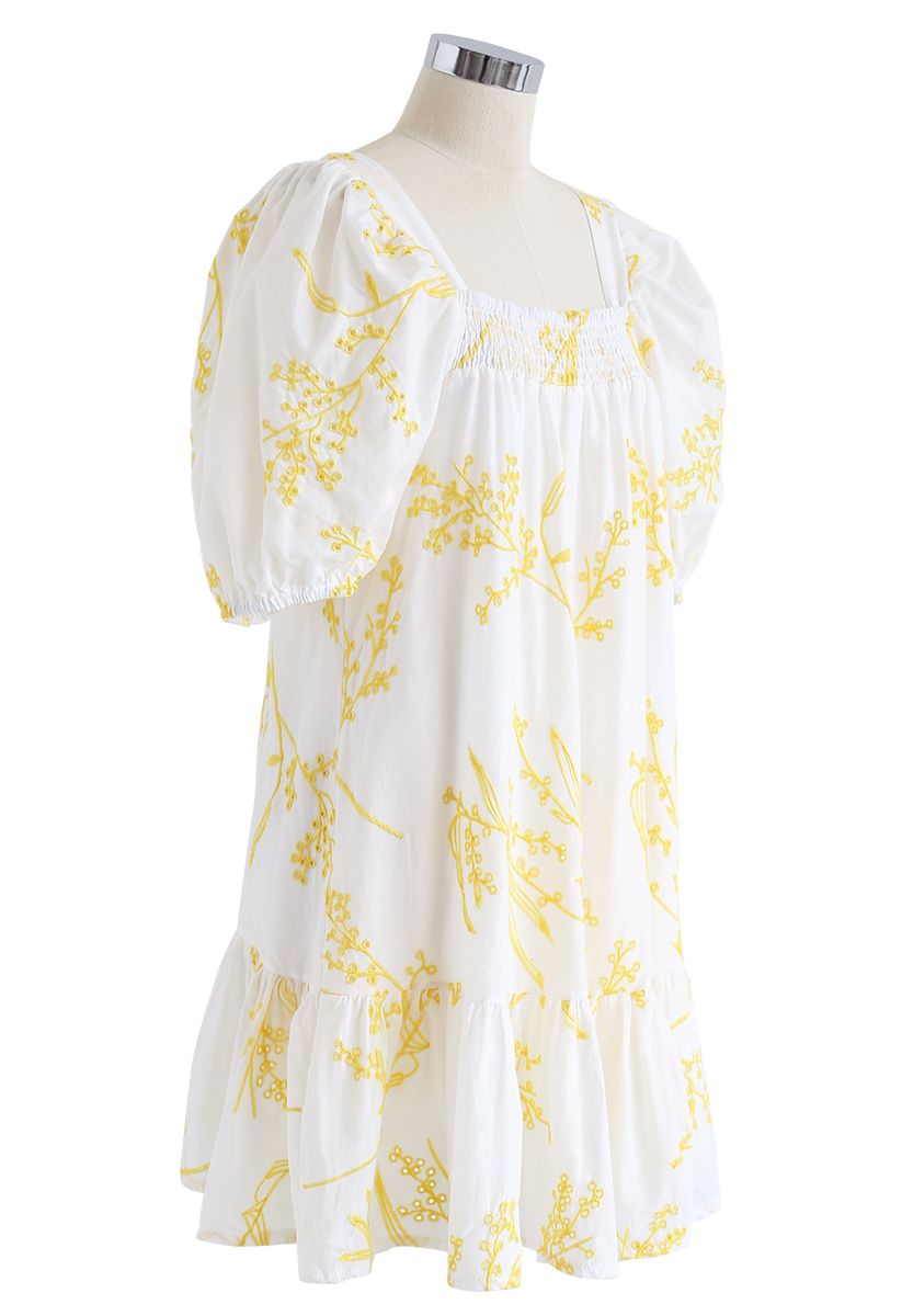 Vestido Dolly con mangas abullonadas y bordado de flores silvestres en blanco