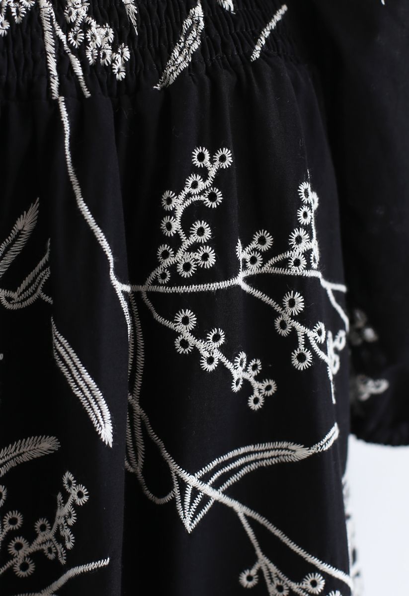 Vestido Dolly con mangas abullonadas y bordado de flores silvestres en negro