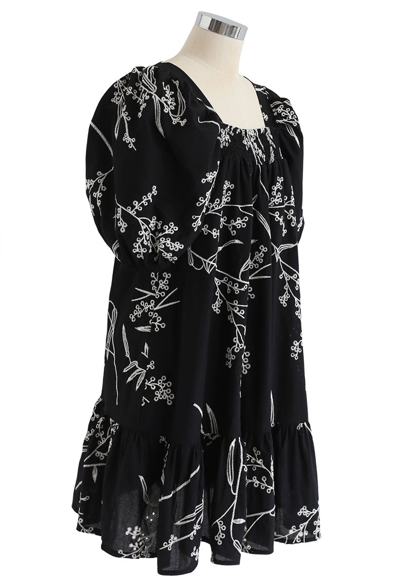 Vestido Dolly con mangas abullonadas y bordado de flores silvestres en negro