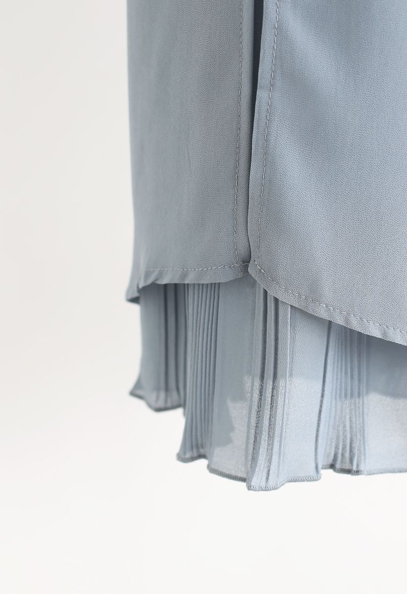 Pantalones cortos de gasa con dobladillo plisado dividido en azul polvoriento