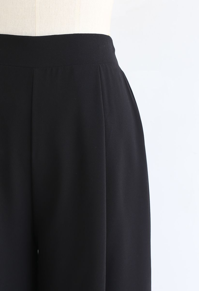 Pantalones cortos de gasa con dobladillo plisado dividido en negro