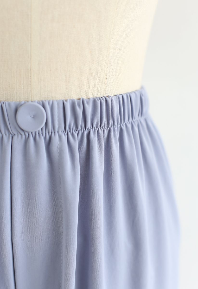 Elegantes pantalones cortos con botones y pernera ancha en azul bebé