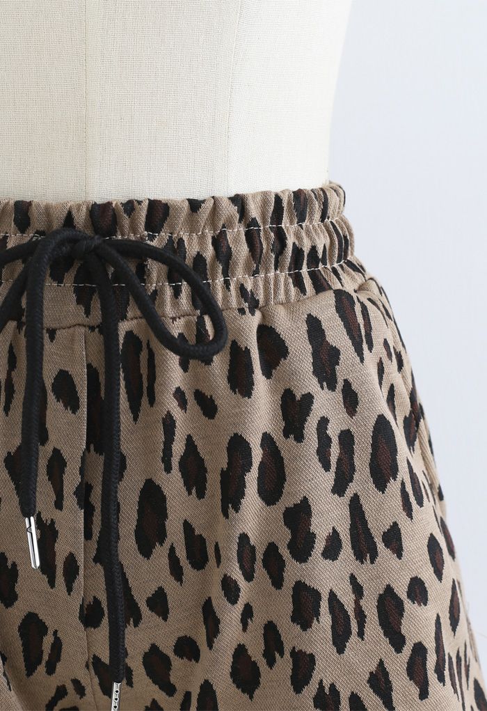 Pantalones cortos con bolsillos con cordón y estampado de leopardo en caramelo