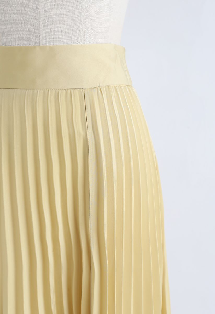 Falda midi plisada de satén en amarillo