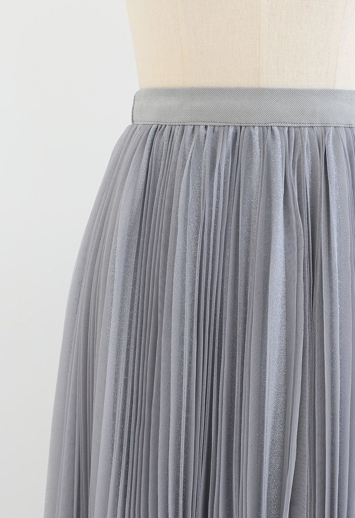 Falda midi plisada de malla brillante en azul polvoriento