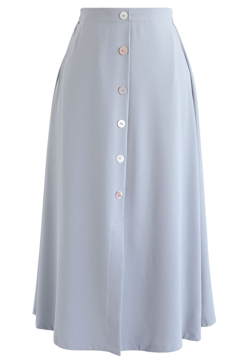 Falda midi con ribete de botones de concha dividida en azul polvoriento