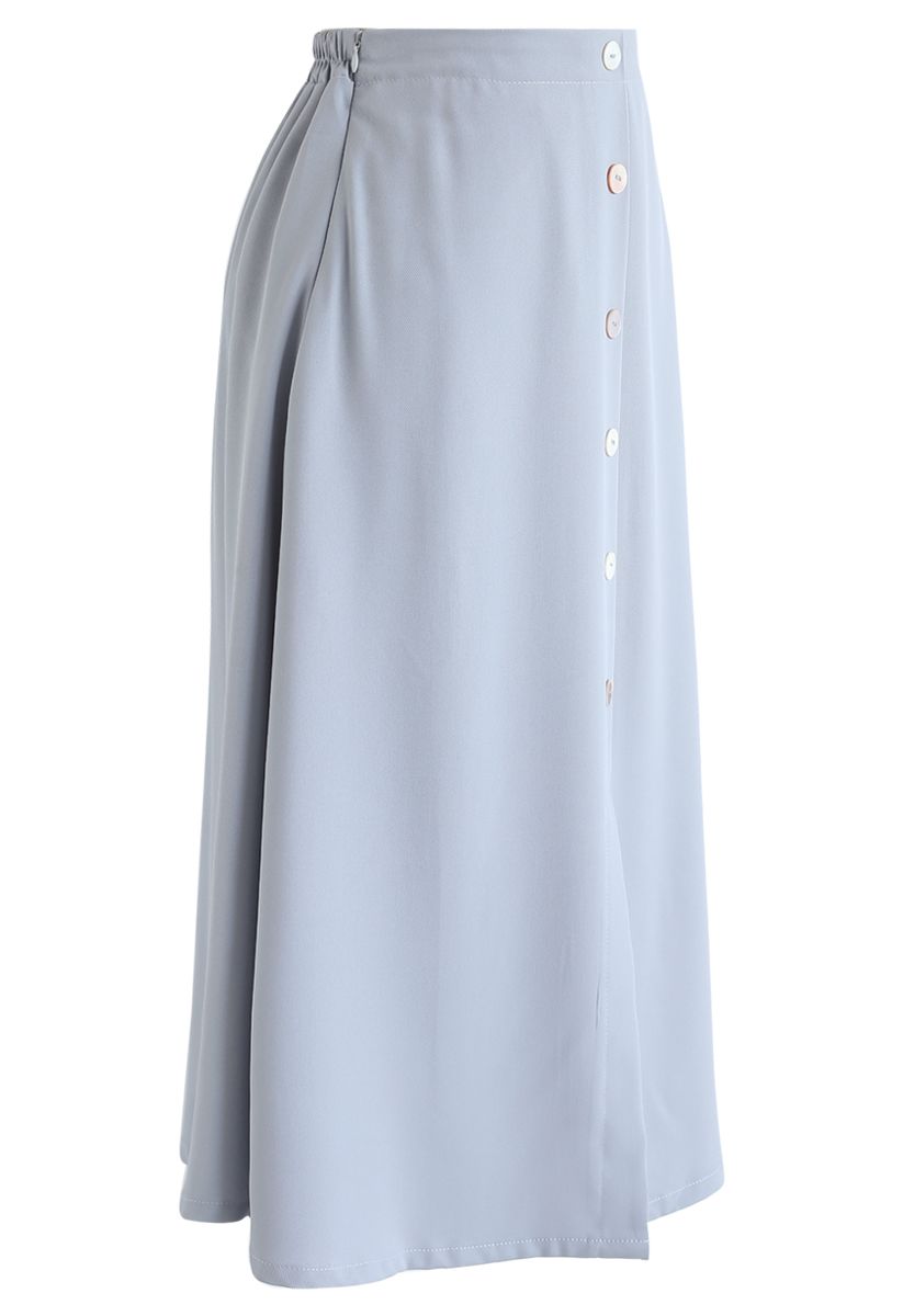 Falda midi con ribete de botones de concha dividida en azul polvoriento