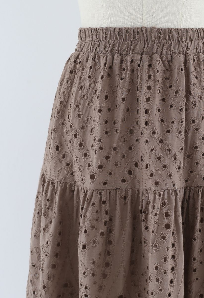 Falda midi de algodón bordado con volantes en el bajo en gris topo