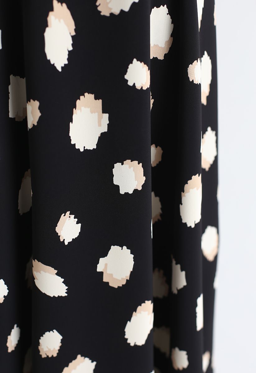 Falda midi bicolor con estampado de lunares irregulares en negro