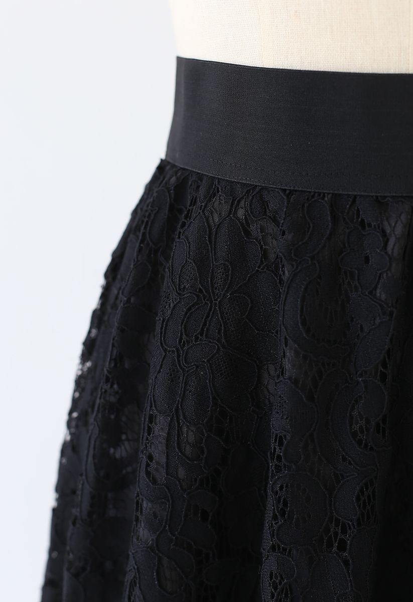 Falda midi de encaje floral completo en negro