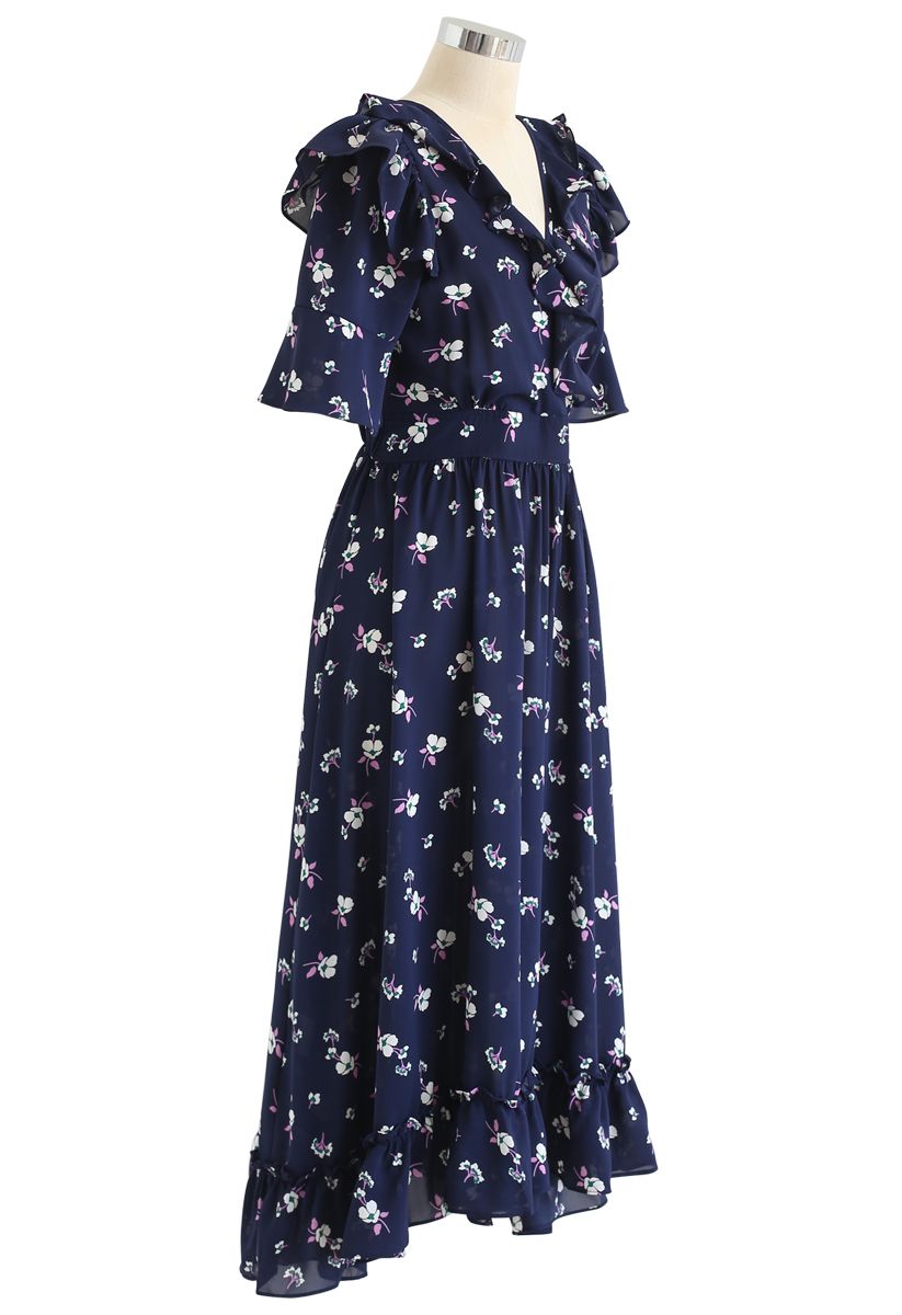 Vestido largo cruzado con estampado de ramos de flores en azul marino de Aflutter