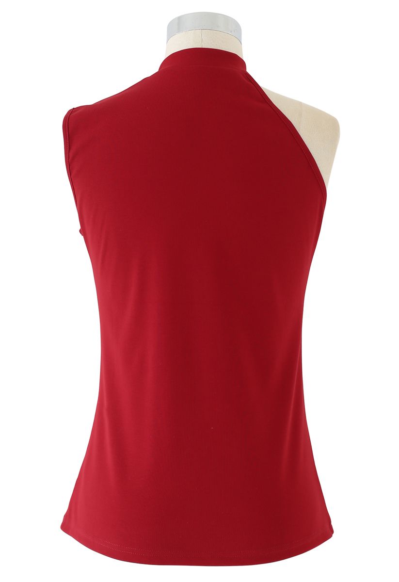 Camiseta sin mangas de algodón ajustada con un hombro al descubierto en rojo