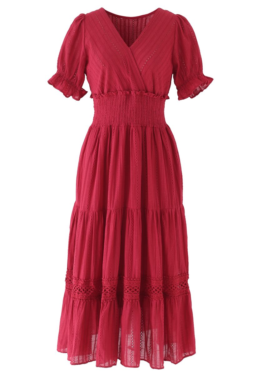 Vestido bohemio con volante fruncido y ojales bordados en rojo