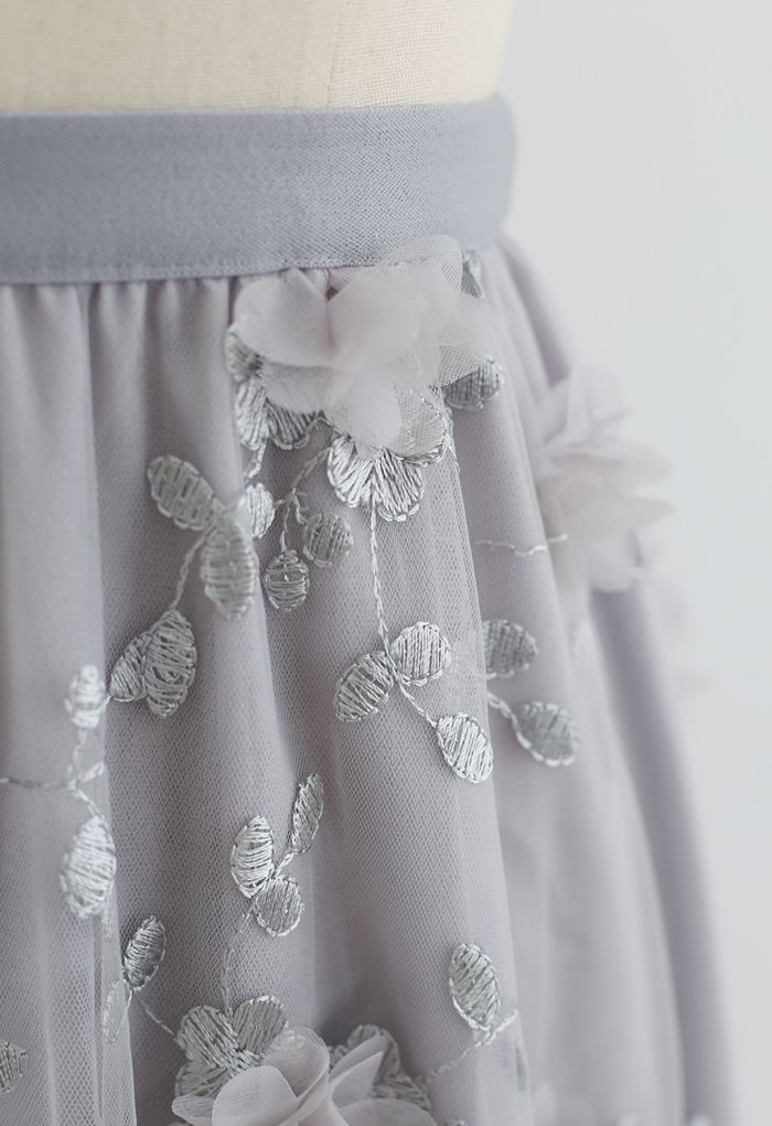 Falda midi de tul con bordado de flores de malla 3D en gris
