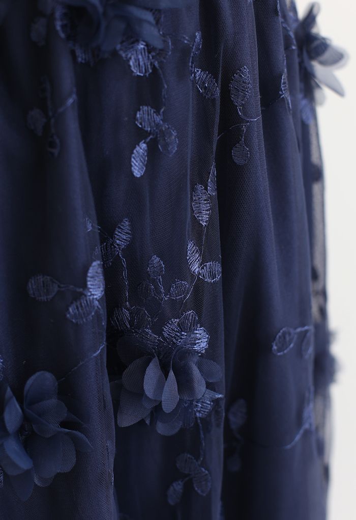 Falda midi de tul con bordado de flores de malla 3D en azul marino