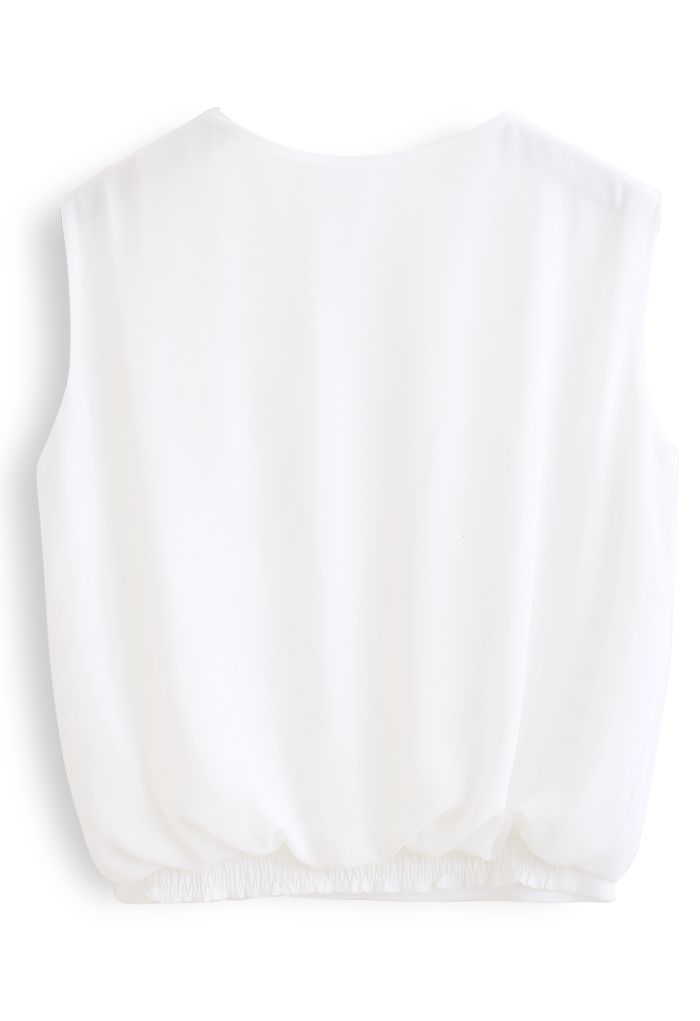 Top de chifón plisado con cuello en V sin mangas en blanco