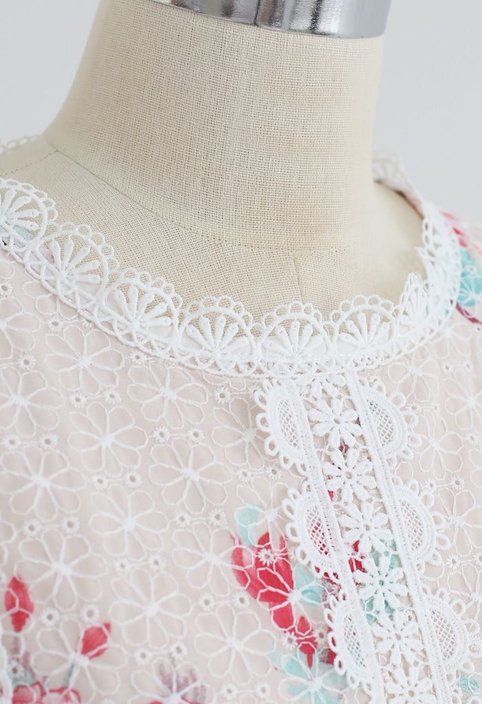 Top sin mangas bordado de crochet ondulado con estampado floral en rosa claro