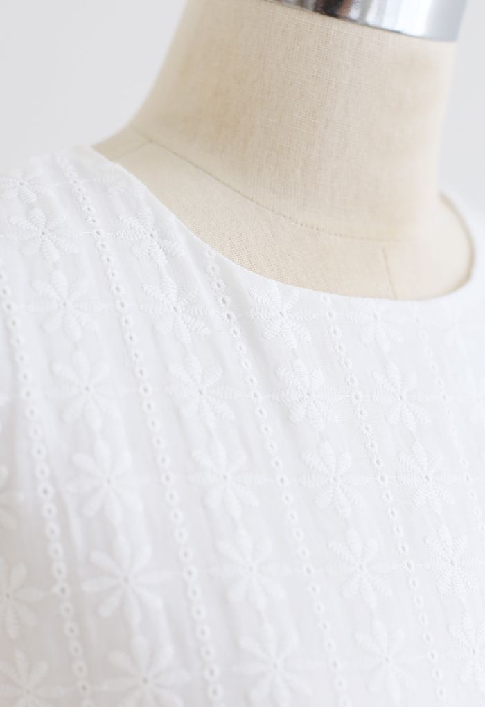 Minivestido con ojales en la cintura y cordón bordado Floret en blanco