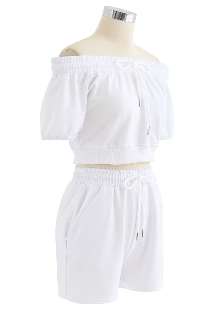 Conjunto de shorts y top corto con cordón y hombros descubiertos en blanco