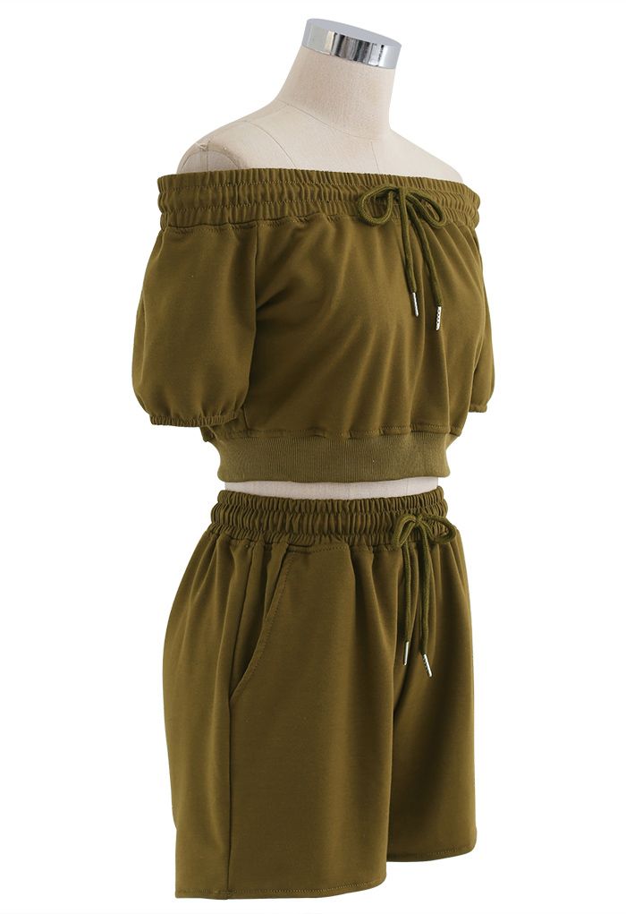 Conjunto de shorts y top corto con cordón y hombros descubiertos en verde musgo
