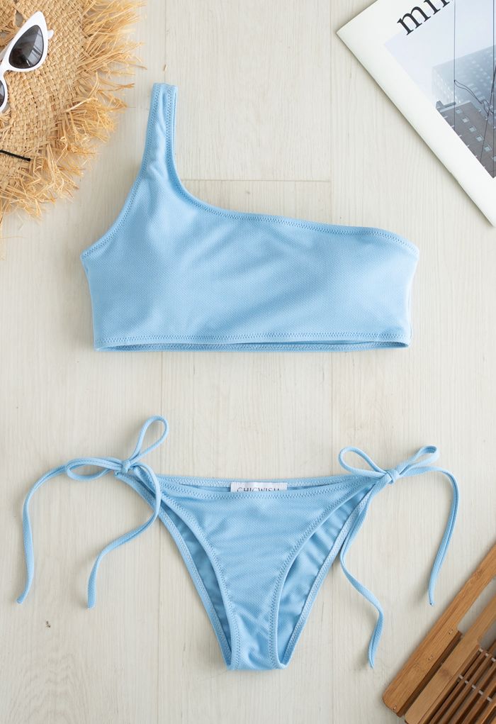 Conjunto de bikini de talle bajo con un hombro anudado a los lados en azul