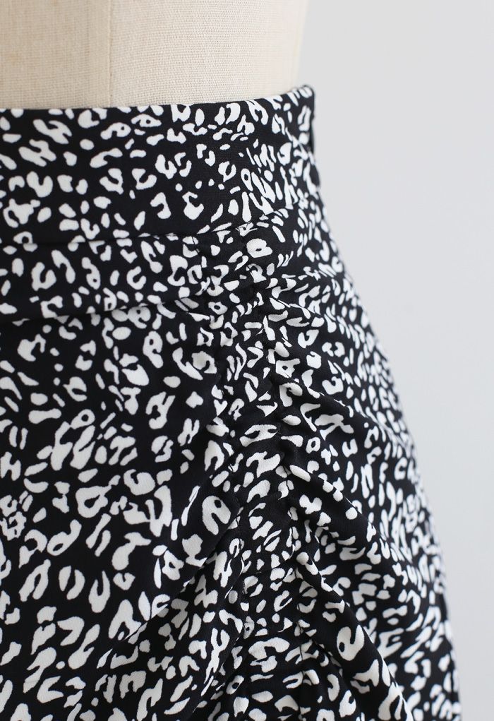 Falda midi fruncida lateral con estampado animal en negro
