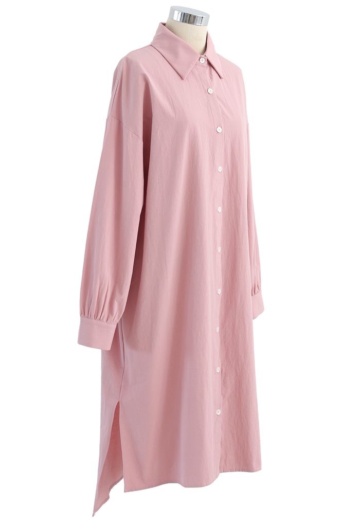 Vestido camisero asimétrico con dobladillo dividido y botones en rosa