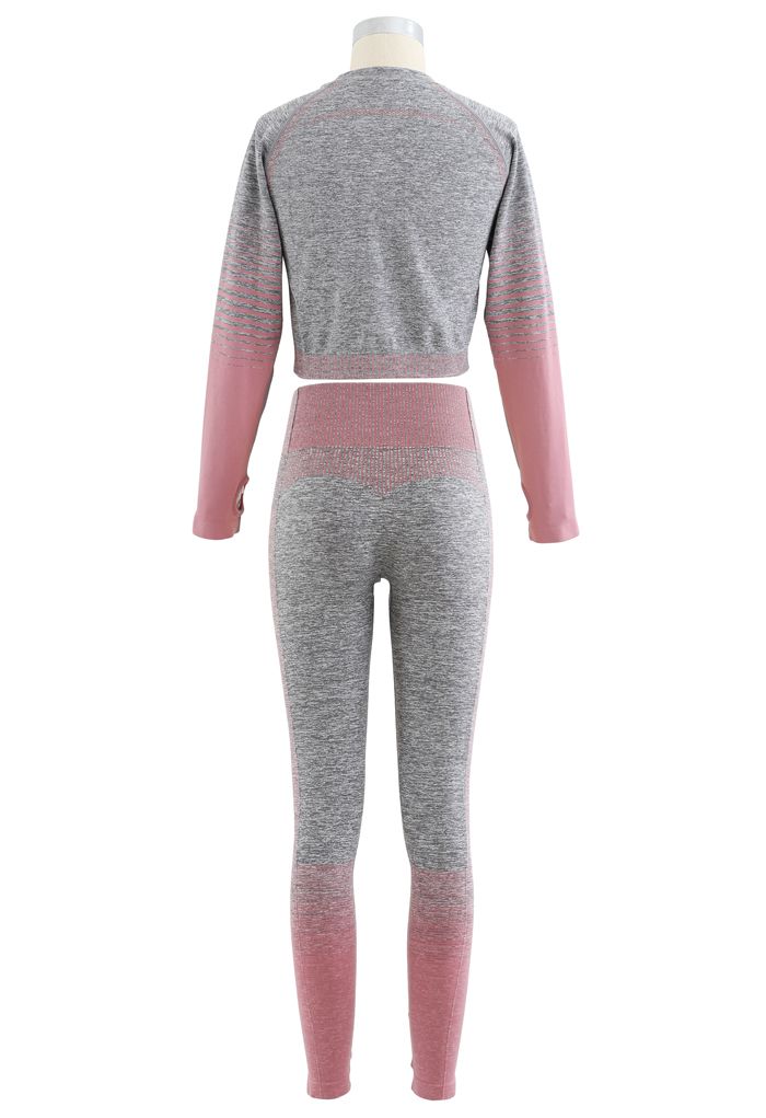 Conjunto de top corto a rayas sin costuras y leggings tobilleros en rosa