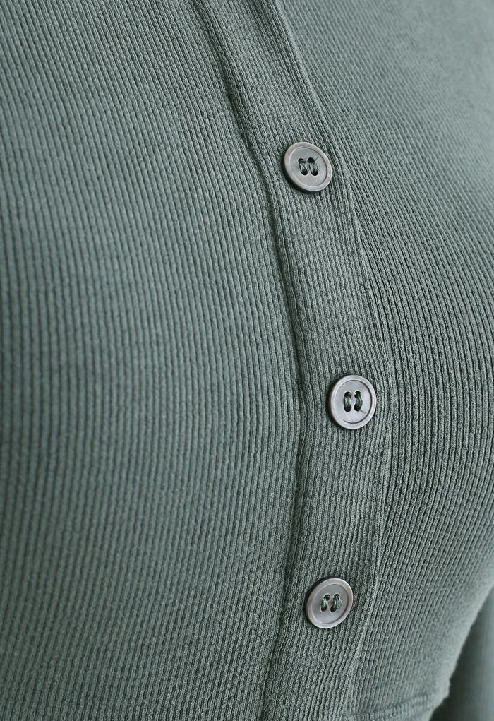 Top corto de manga larga con botones en verde azulado