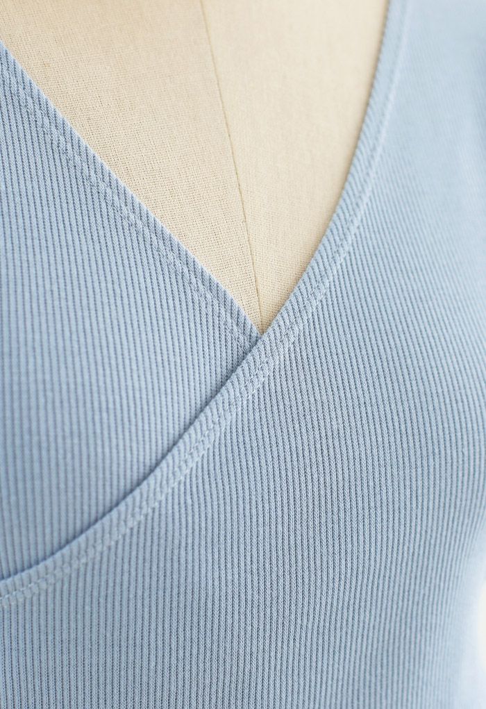 Top acanalado de manga corta con parte delantera cruzada en azul polvoriento