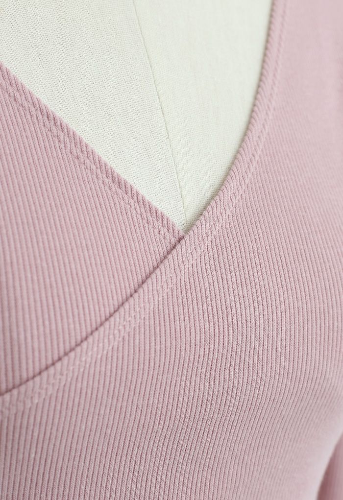 Top acanalado de manga larga con parte delantera cruzada en rosa