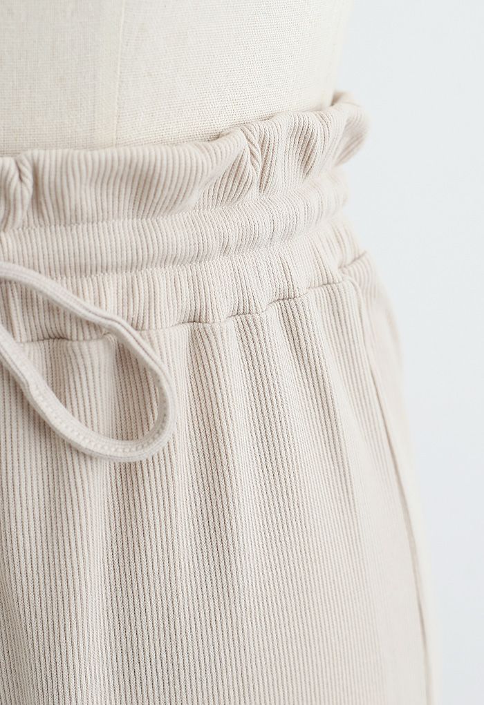 Pantalones de yoga acanalados con cordón en la cintura de bolsa de papel en arena