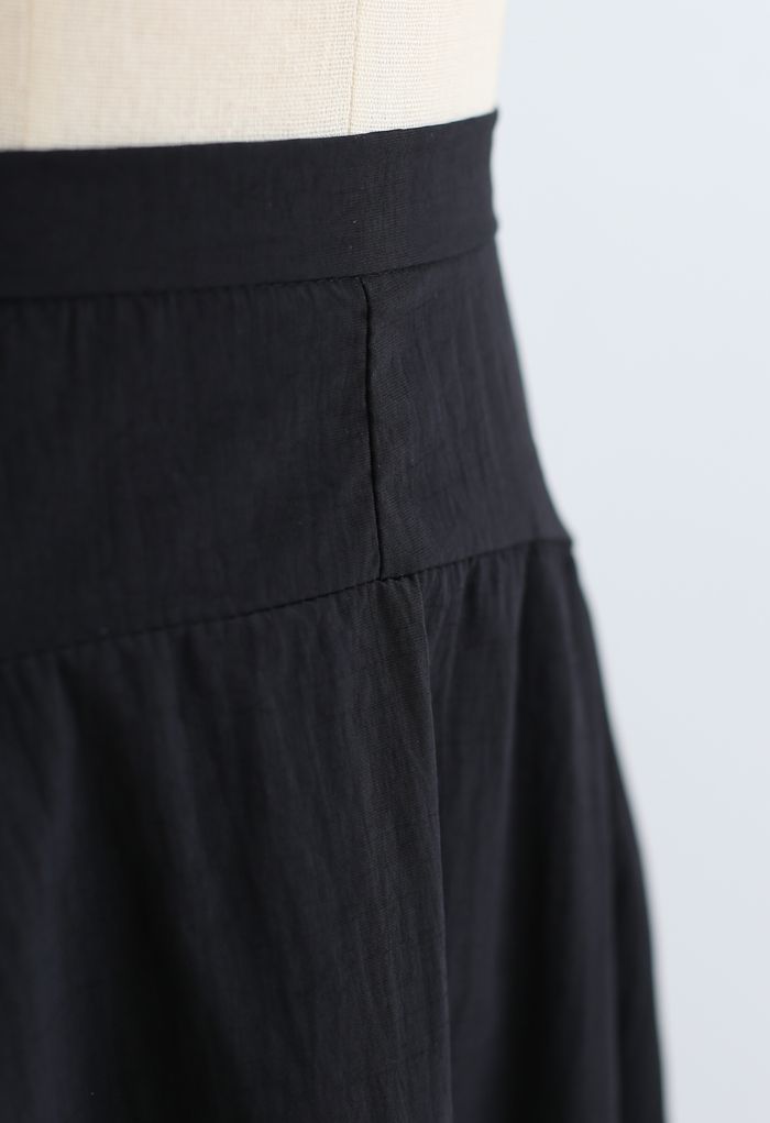 Falda midi asimétrica con dobladillo acampanado en negro