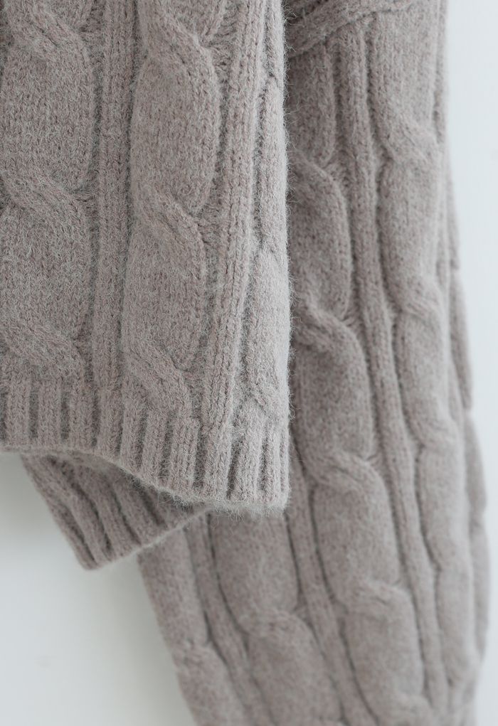 Suéter corto de punto trenzado con cuello alto en gris topo