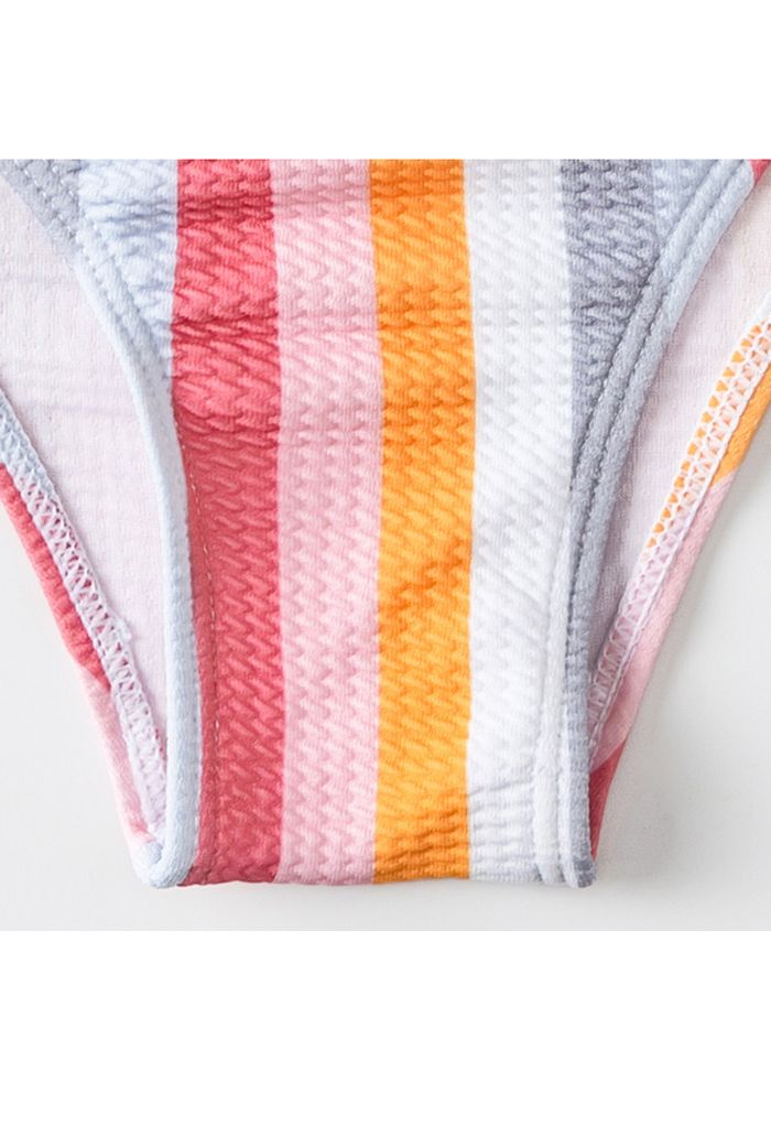 Conjunto de bikini de un solo hombro con diseño de rayas arcoíris