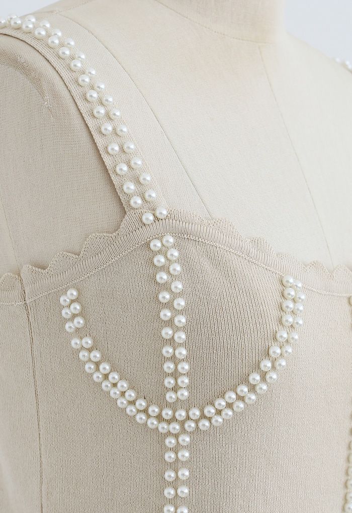 Top de punto acanalado con perlas de imitación en color crema
