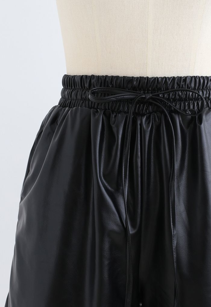 Pantalones cortos de cuero PU con cordón en negro