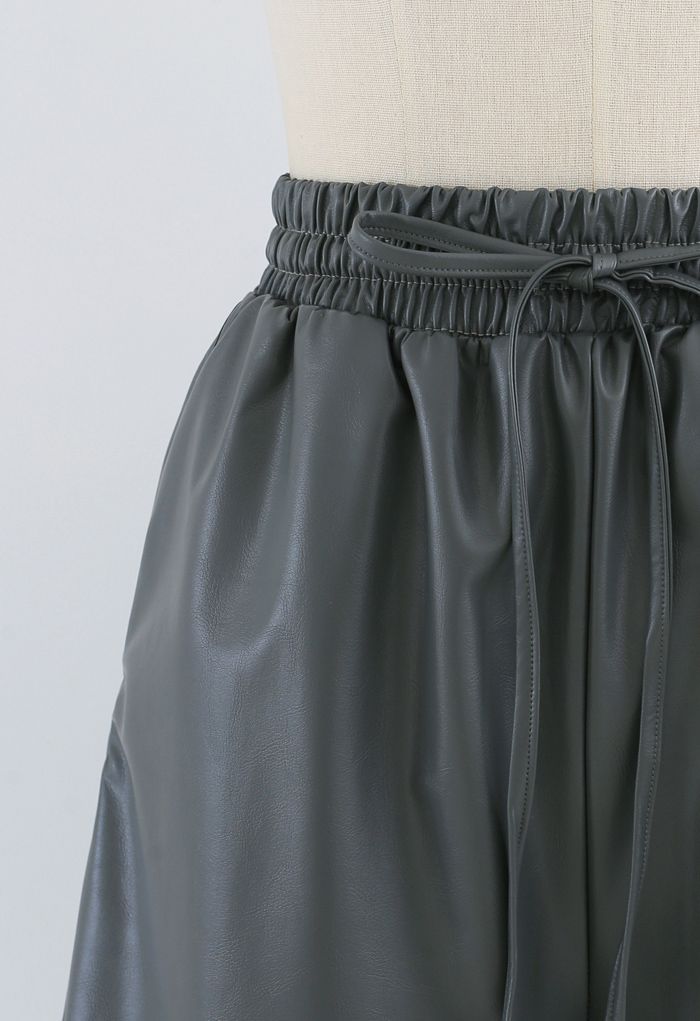 Pantalones cortos de cuero PU con cordón en gris