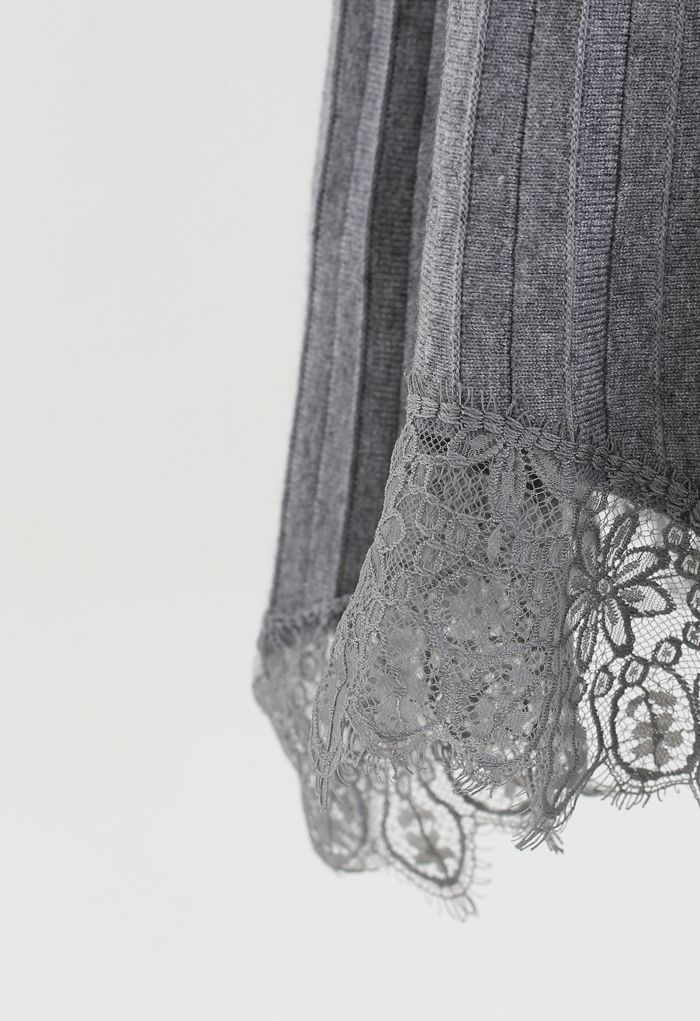 Falda midi de punto plisada con ribete de encaje en gris