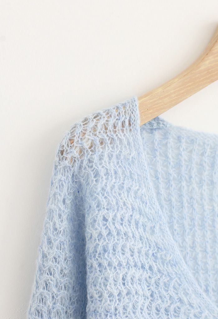 Suéter corto calado de punto esponjoso en azul