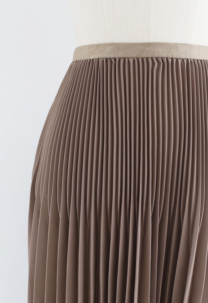 Falda a media pierna plisada de color liso en marrón topo