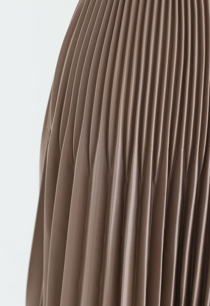 Falda a media pierna plisada de color liso en marrón topo