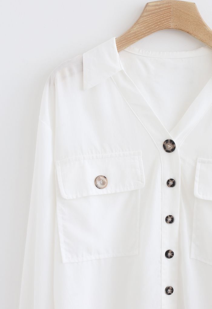 Camisa con botones y bolsillos con solapa en blanco