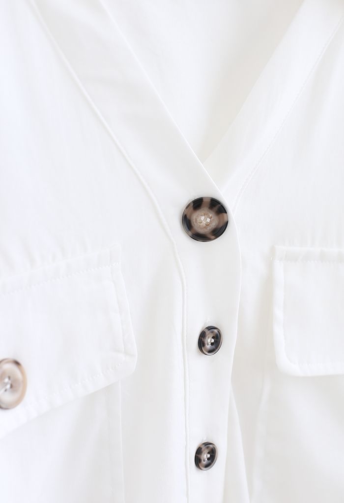 Camisa con botones y bolsillos con solapa en blanco