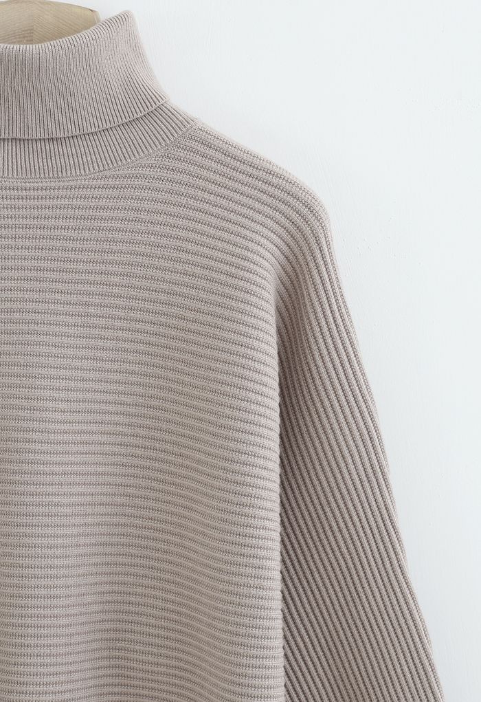 Suéter corto con cuello desbocado de punto acanalado básico en color arena