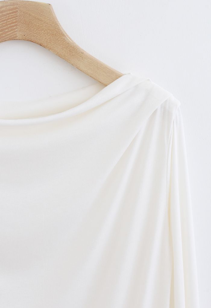 Top de manga larga con cuello drapeado en blanco
